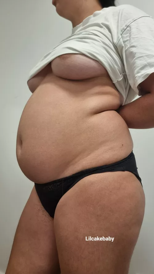 This is my belly after eating around 4000 calories 😋 by lilcakebaby