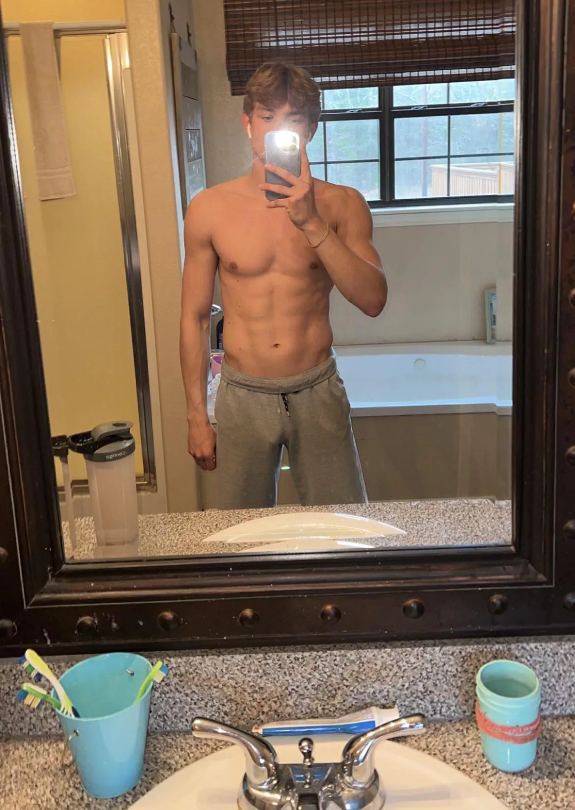 18y Hmu to 👀 more posted by Timotheecock17