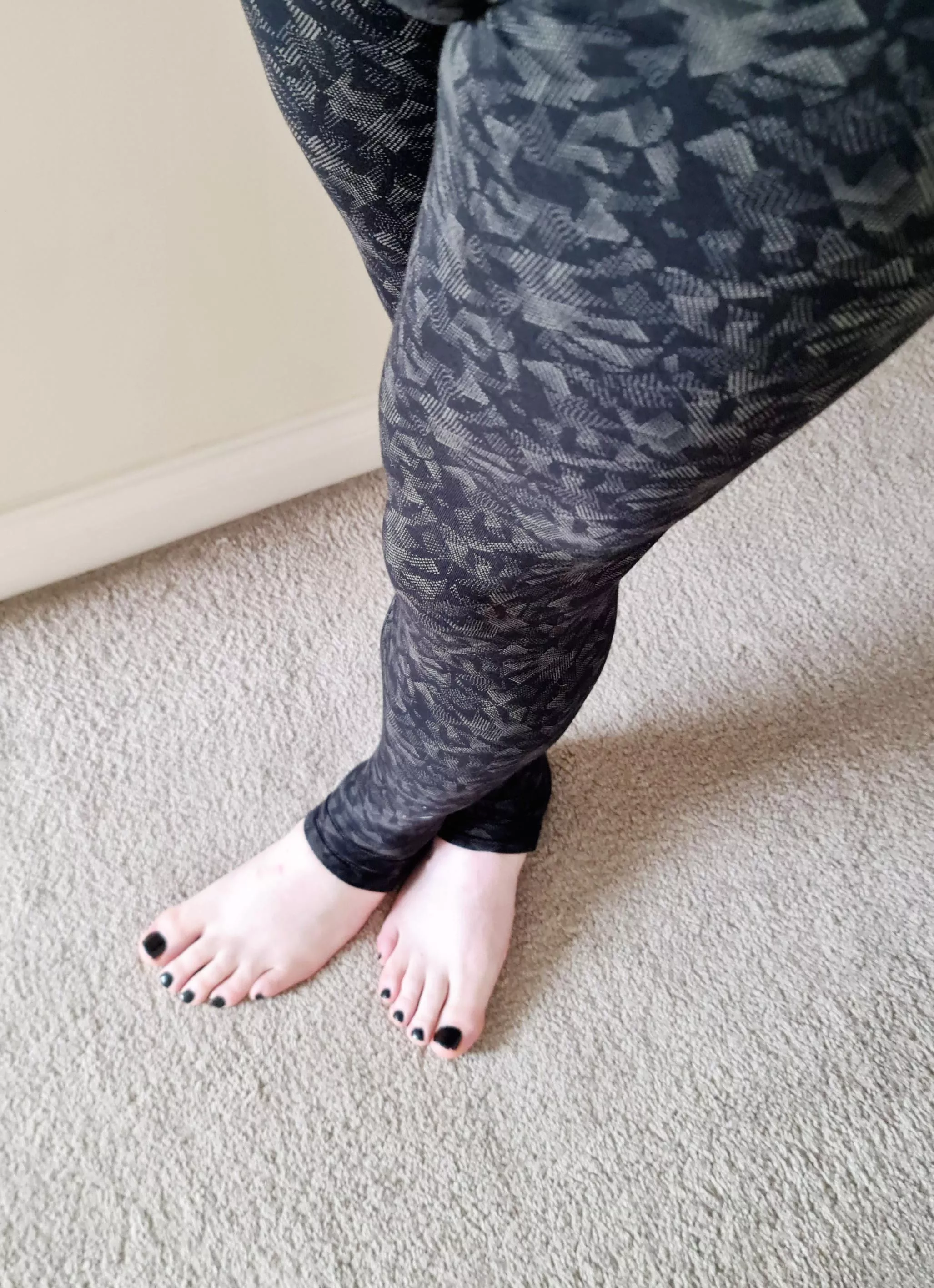 Any foot obsessed daddies message me if you like my feet ☺️ posted by No_Jacket_9717