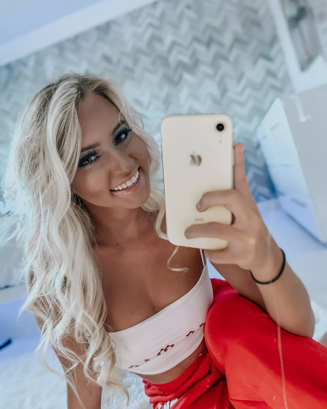 Blonde cutie posted by Wallydinger123