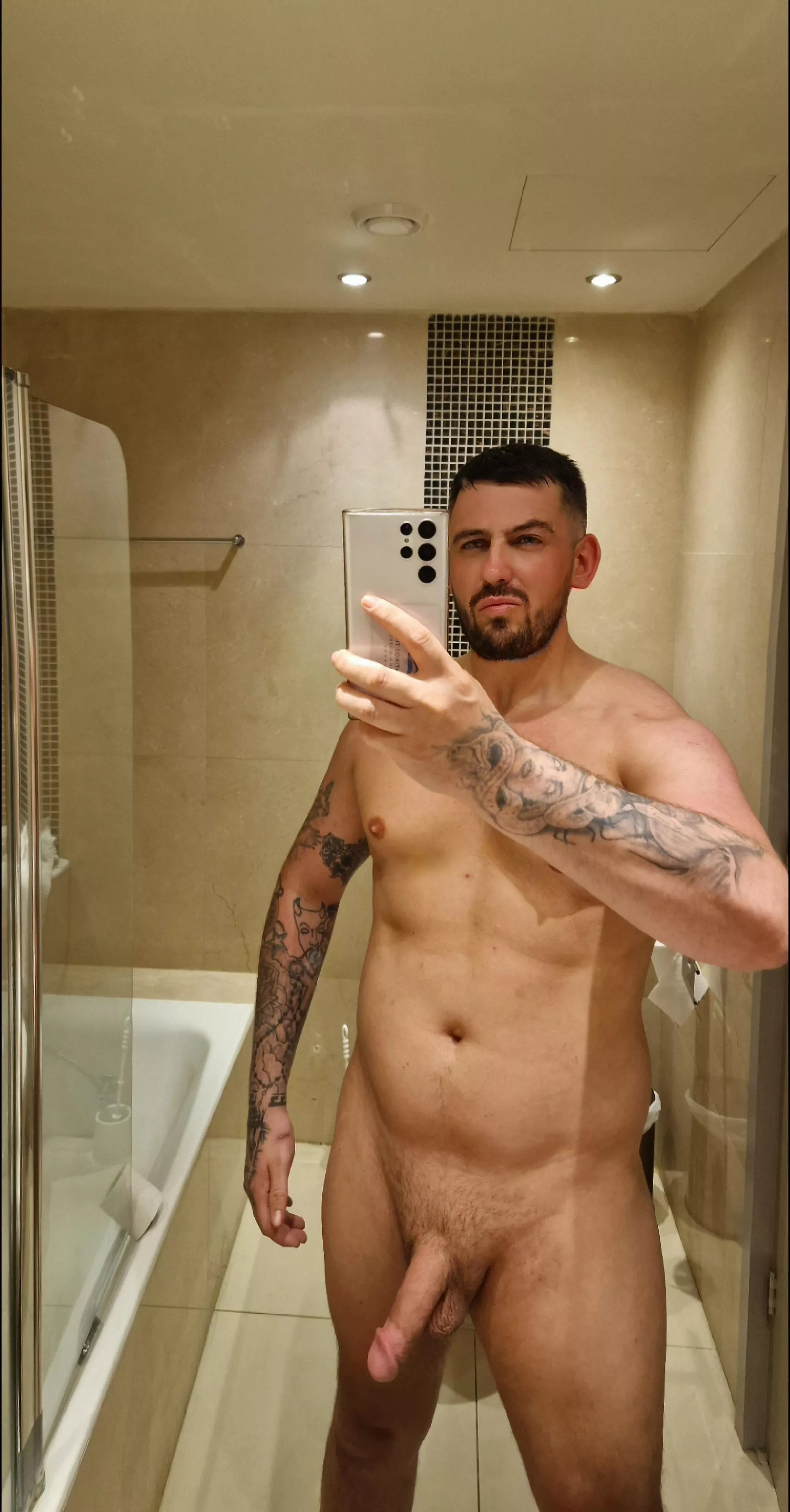 First day on here ladies 😈 33 and 6'1. Do you approve ? 😜 posted by Husky_S