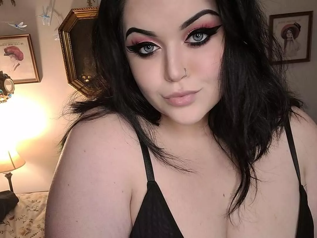 Heyyyyy hehe posted by evenlynnnroseee