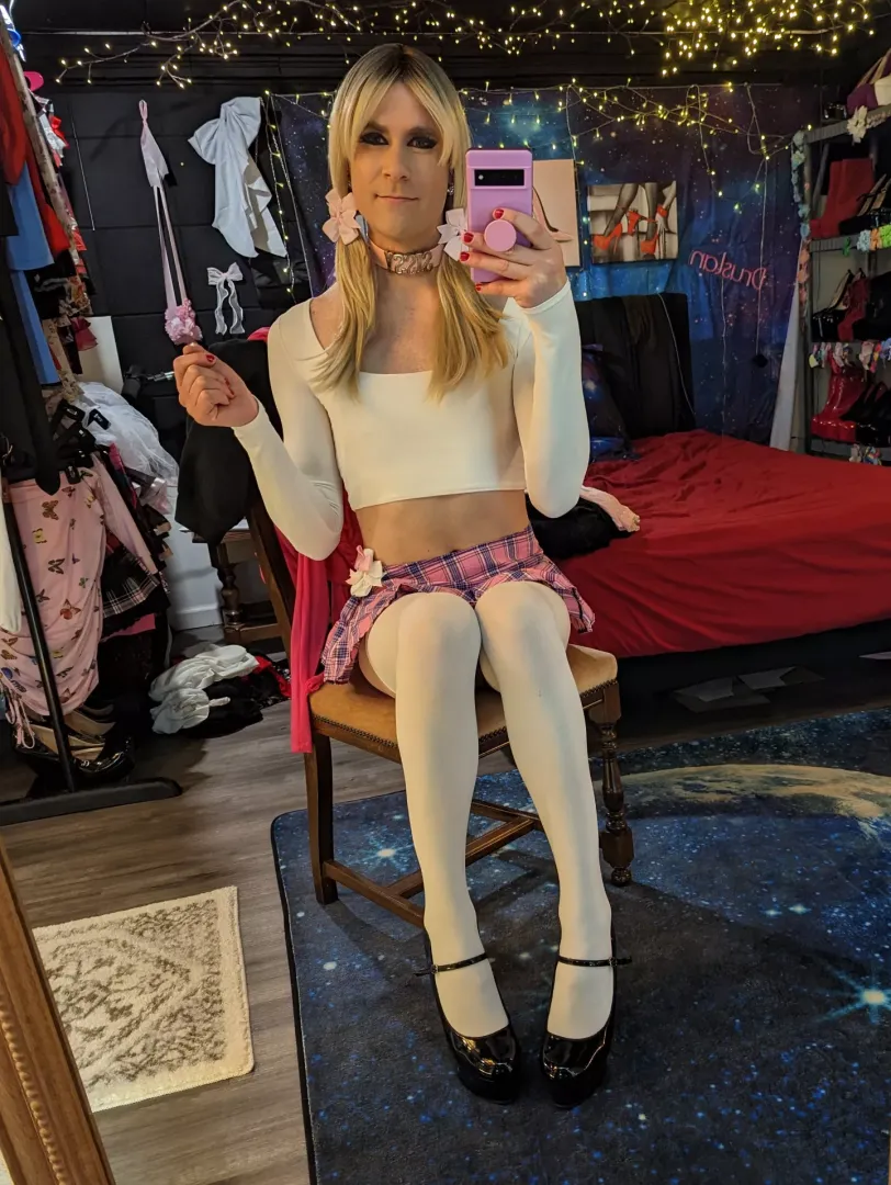 I'm ready to sit on many men's laps 😜 posted by Druslan