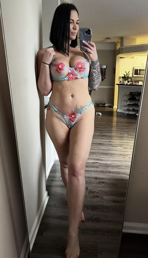 Who loves milfs in lingerie by Andiespalace