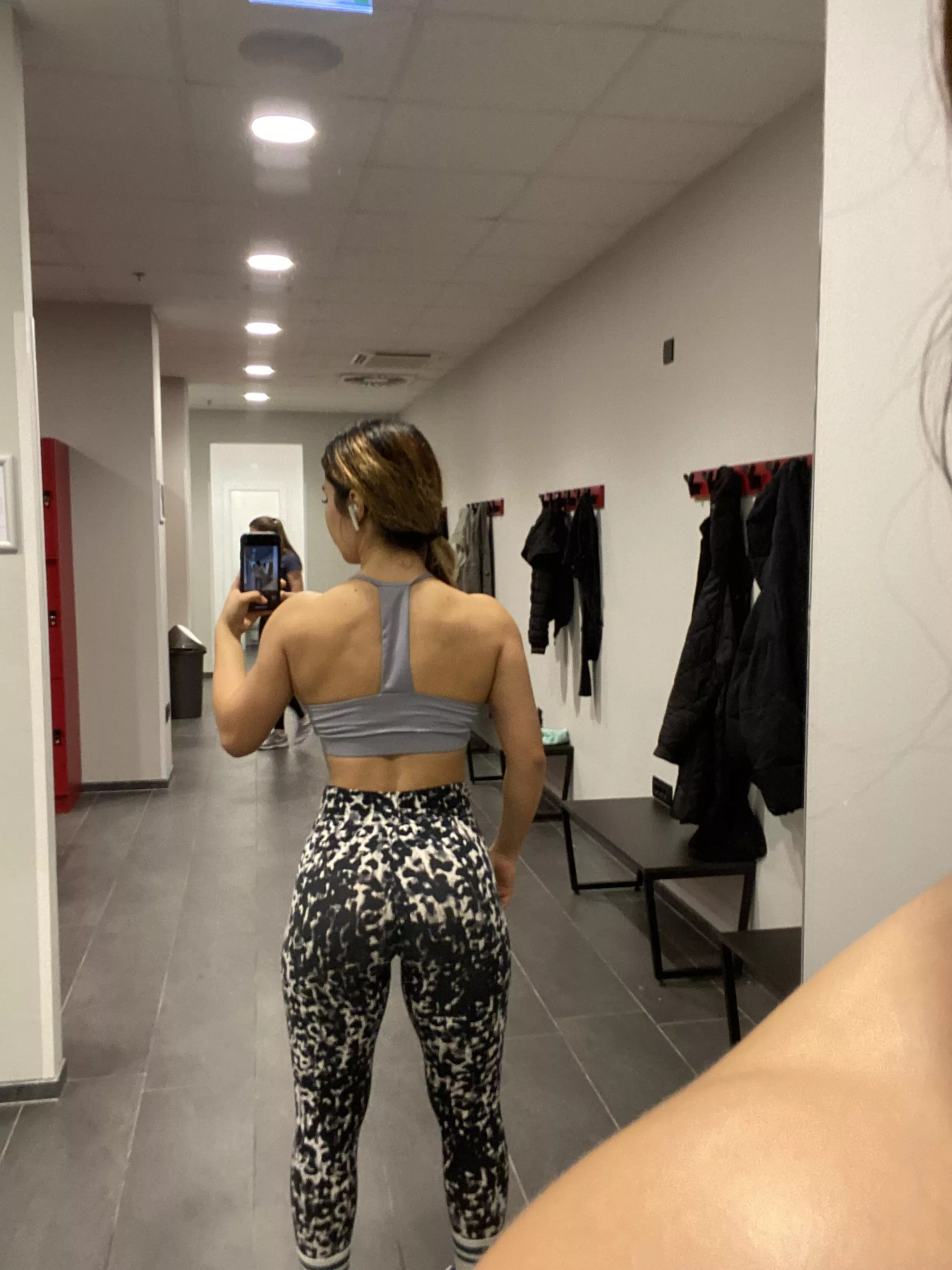 Whoever guess right what part of my body is not sore will get a message in their dms ;) posted by annafitgirl