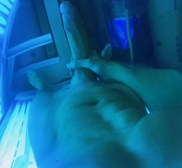 [24] Getting that BIG summer tan ☀️😎 who wants to join... posted by BigLuke24XXL