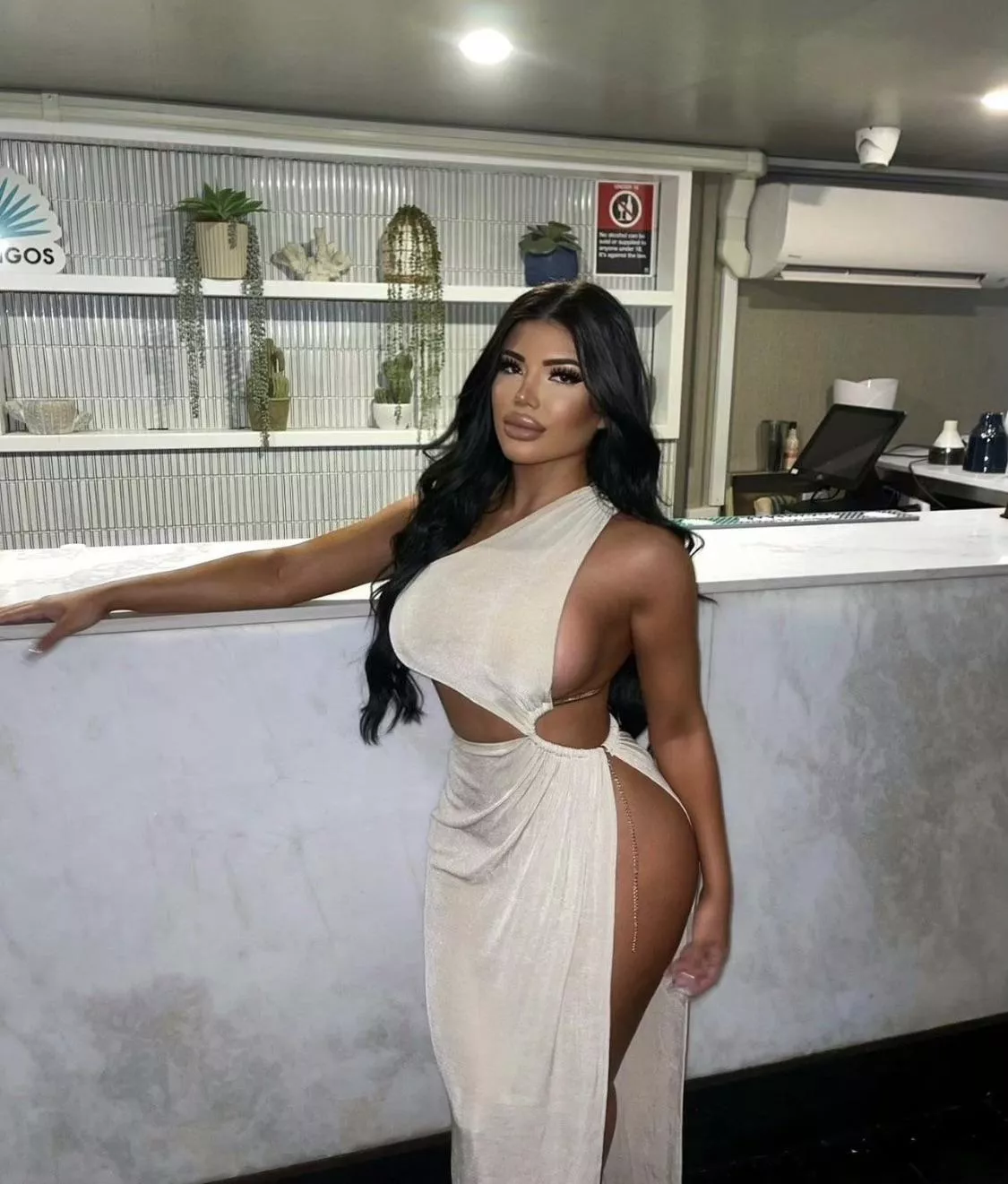 Bimbo by the bar 😍😍 posted by Expertatmeasuring_2