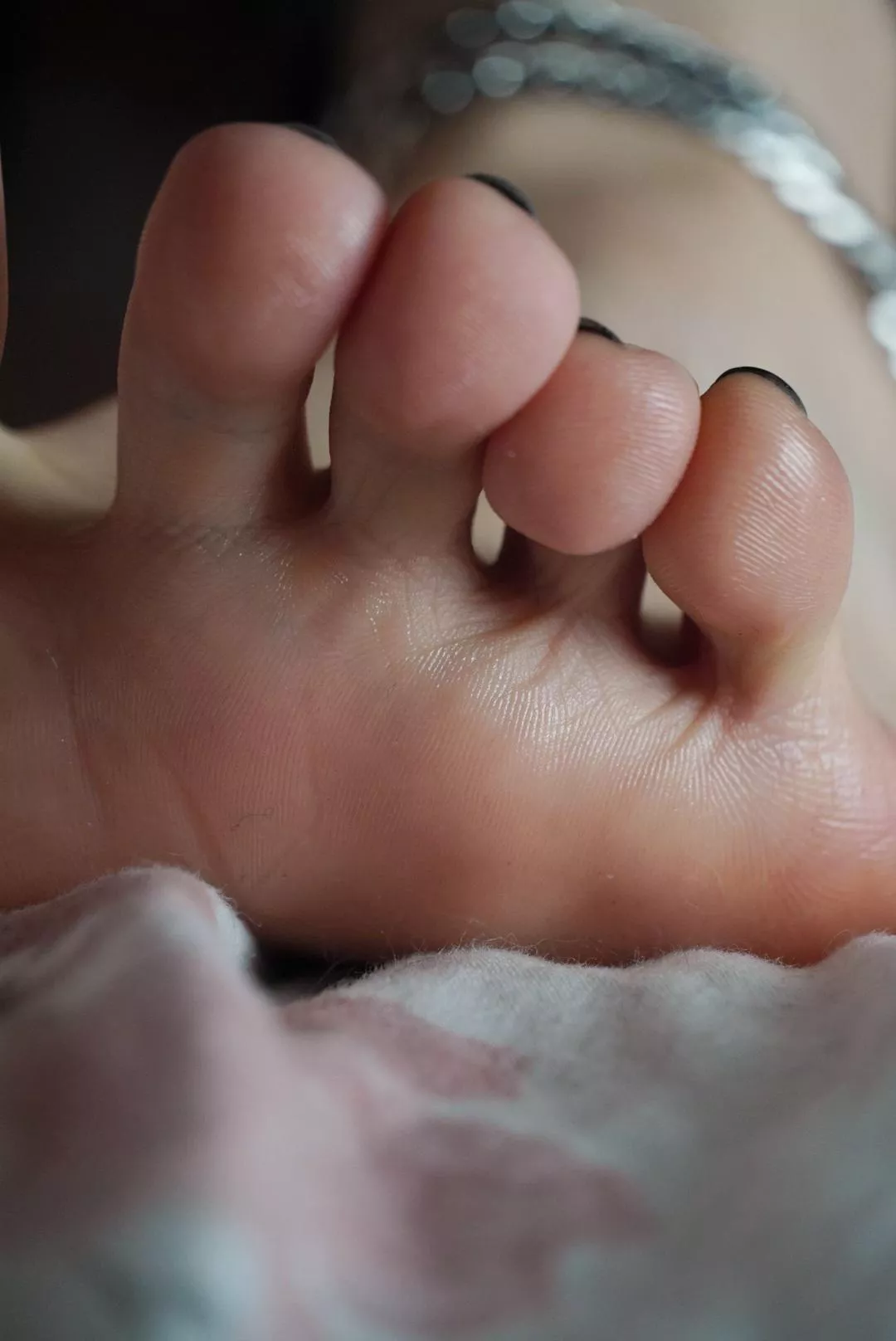 Can I get some kisses on every toe print? 😘 posted by SylvieSunflower