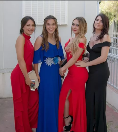 College girls by AlcaldeVeteYa