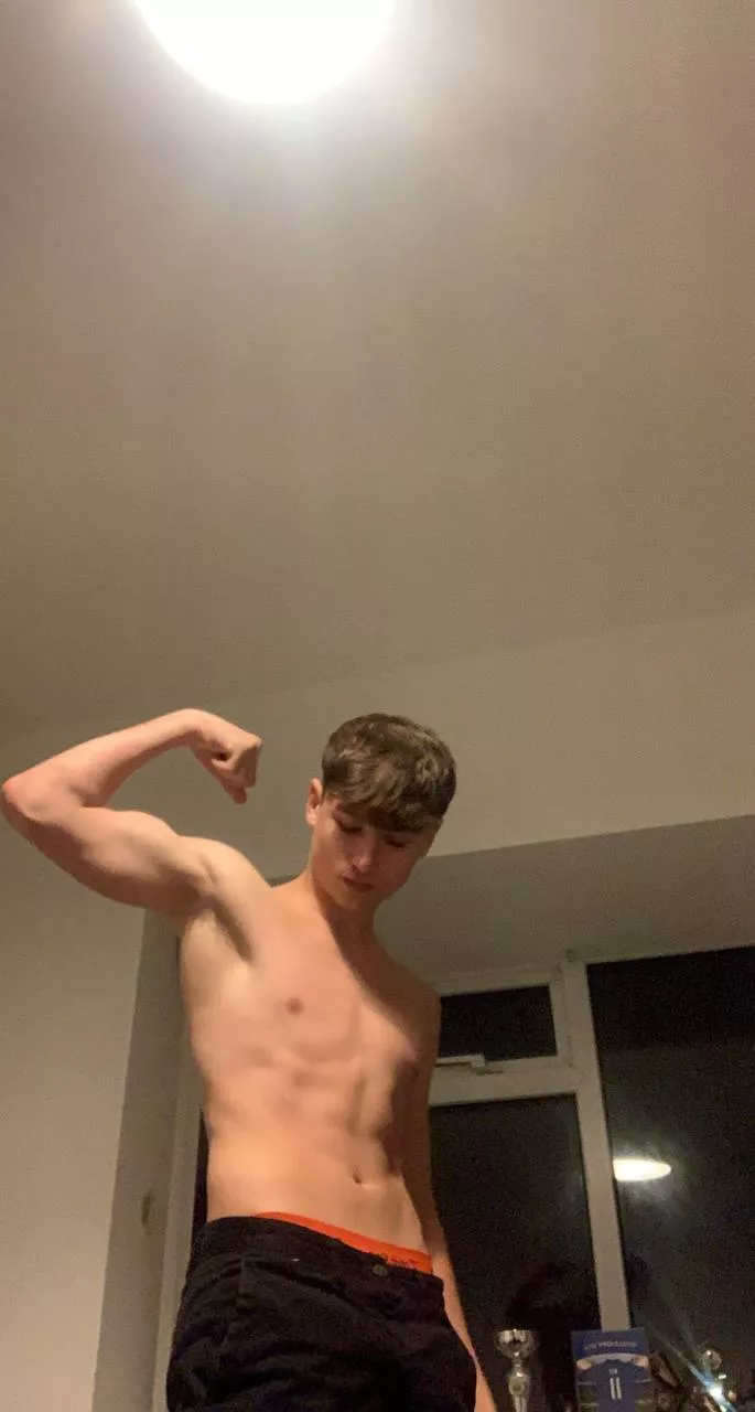 Do I look hot with this lean body? 🔥 posted by leo-brooks