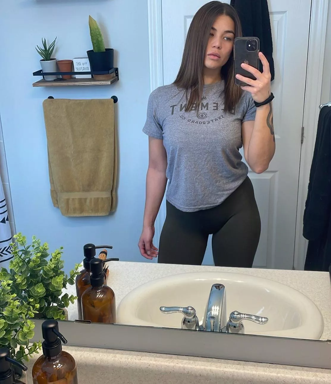 IUTR so sexy 💦 posted by Accomplished_Kiwi_63