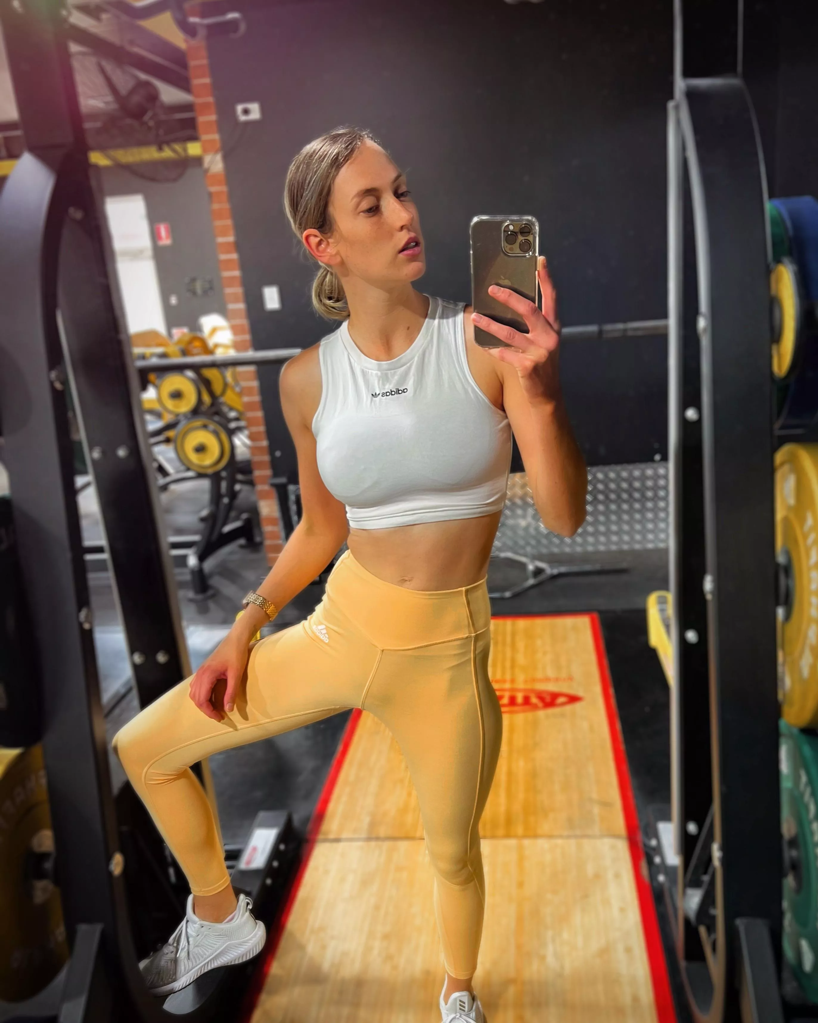 Leg day pump but showing off my bust 😏 posted by mmillyggrace