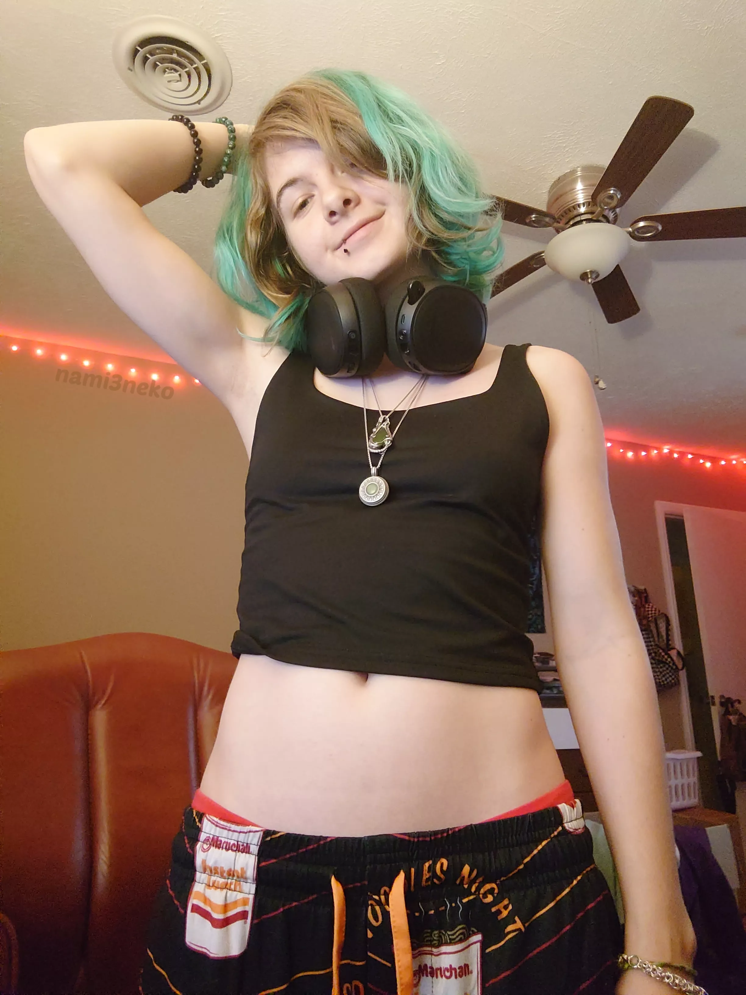 Midriff Monday posted by nami3neko