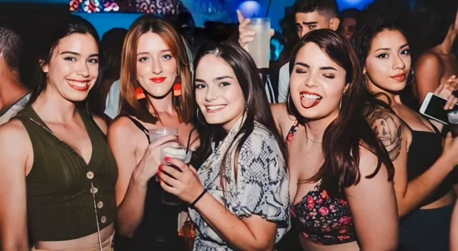 Party girls by AlcaldeVeteYa