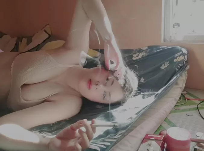 sun kissed (smoking marlboro cork 100s) by Smokey_tamtam