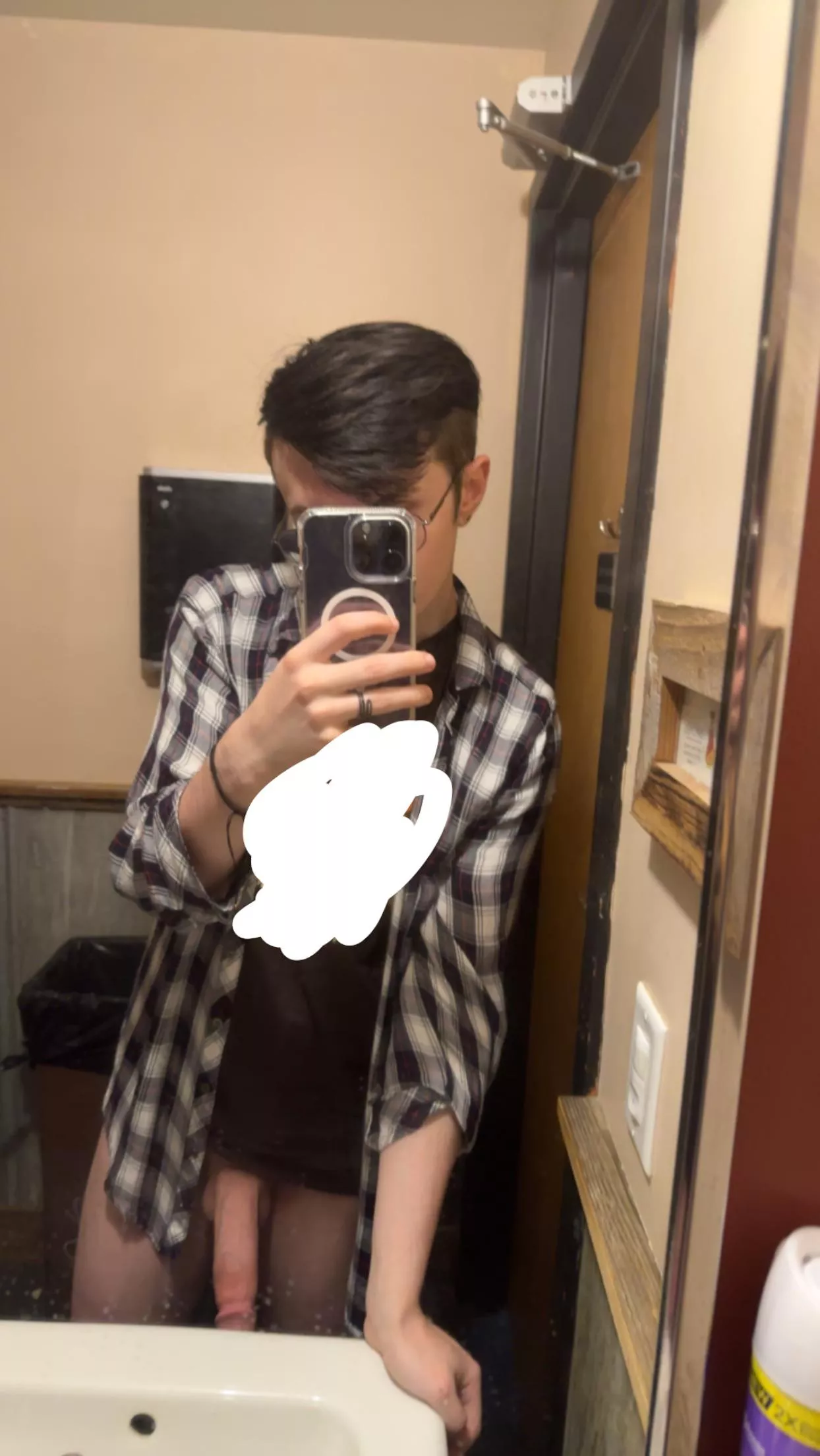 Taking NSFW pics at work turns me on so much posted by YepKinkie