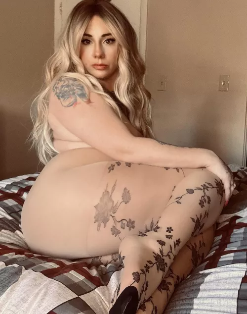 Want to see me in all kinds of nylons? by Littlemissis