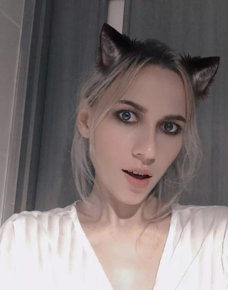 what did you show me that i'm so impressed? 😛👉🏻👈🏻 posted by meow_dreama