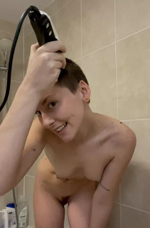 Who enjoys watching gals shave their head? by lissaisshaving