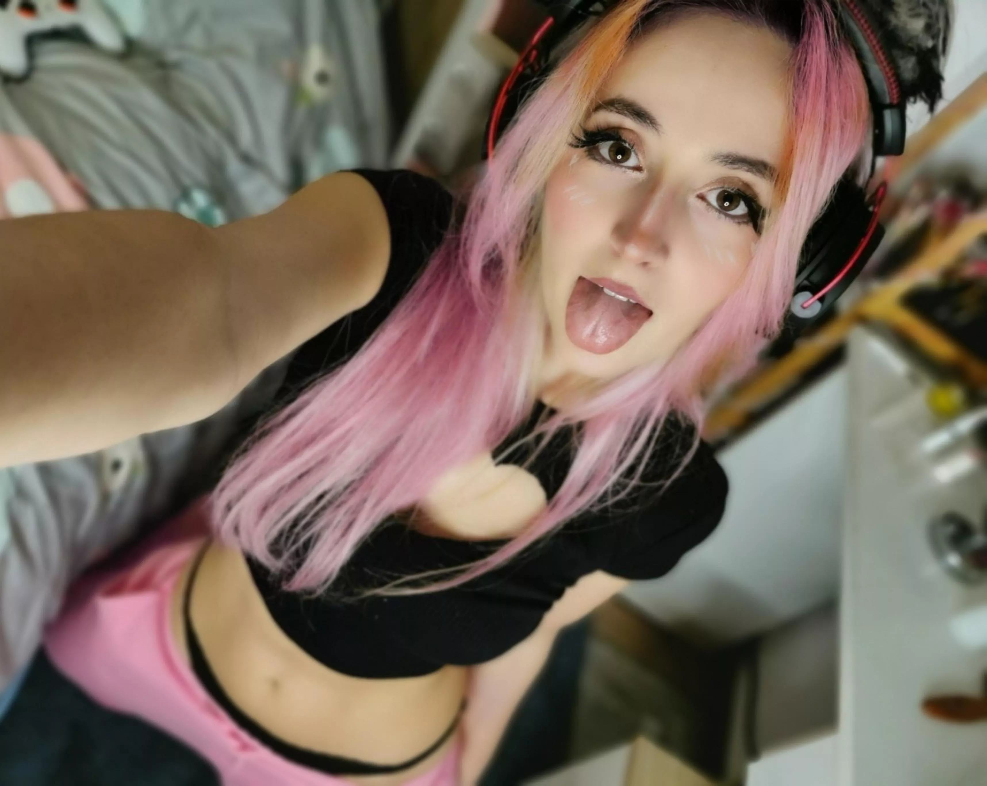 Who is in bed scrolling? posted by miremi137