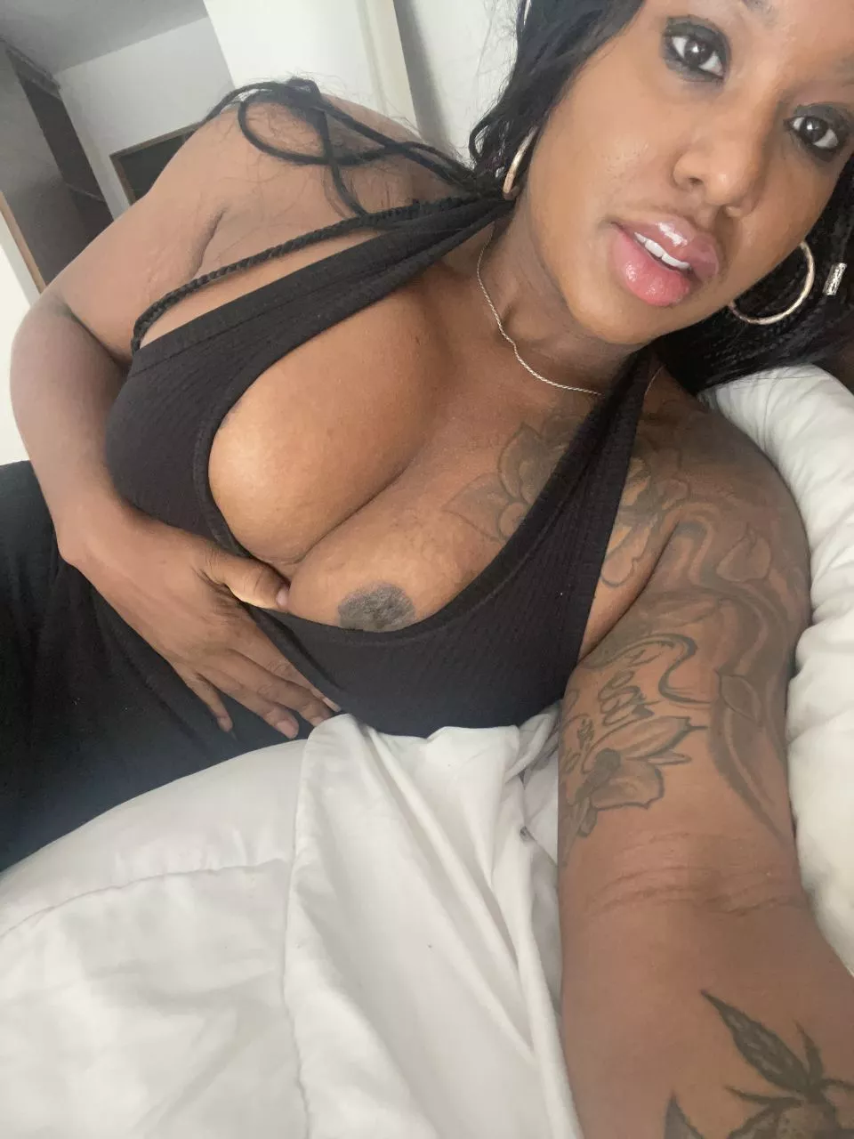 Would you complain if I sent you selfies like this? posted by lirellafagotob4