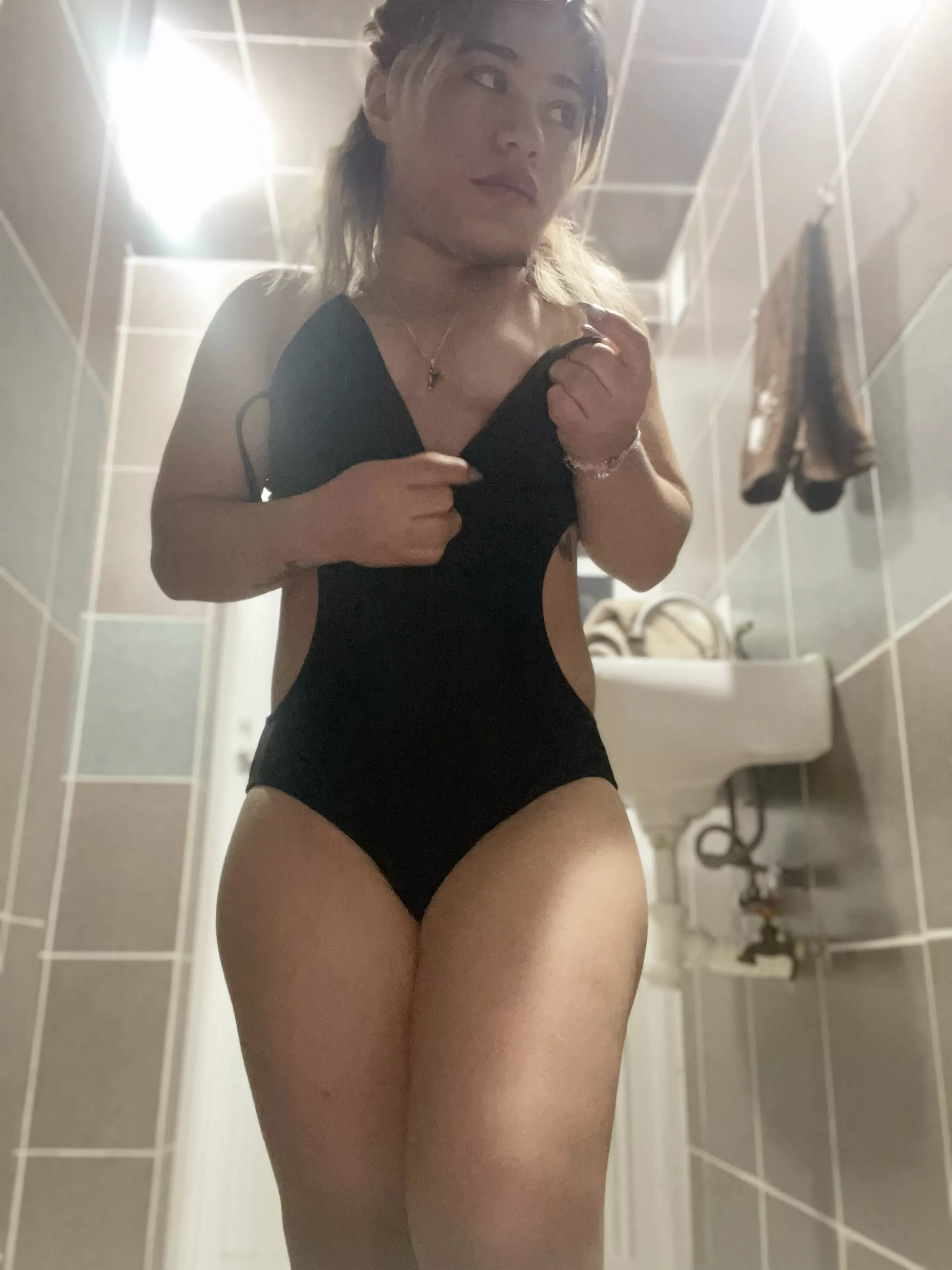 Do you REALLY care about the photo quality when you're checking this 4 feet girl (me) out..? 🙄🤭 posted by Kiwipeelz