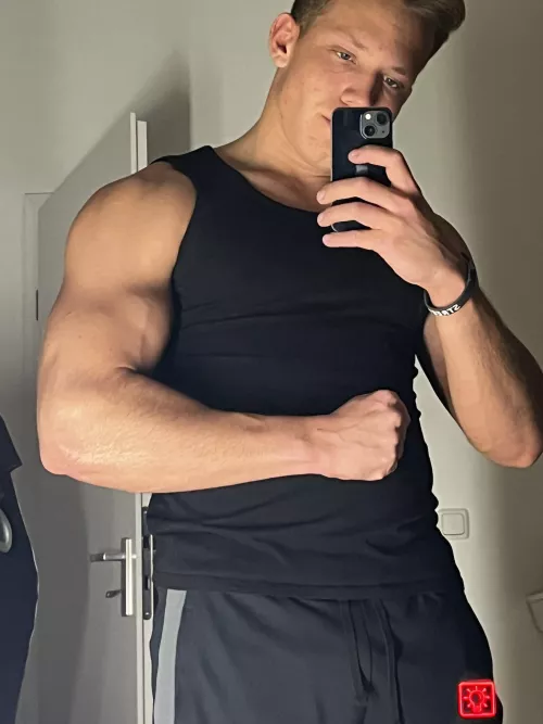 ⬆️ For worship my biceps❤️🔥 by Henry3182