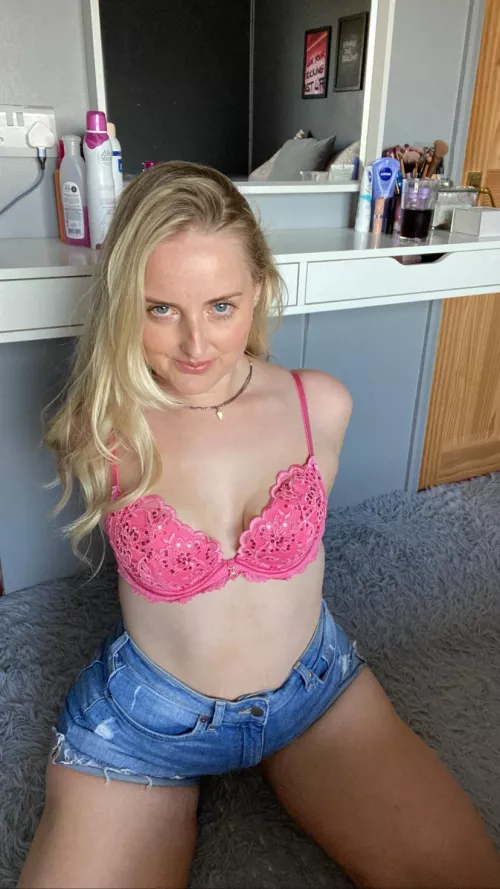 Guys love blondes with blue eyes right? by Aria_Sophie