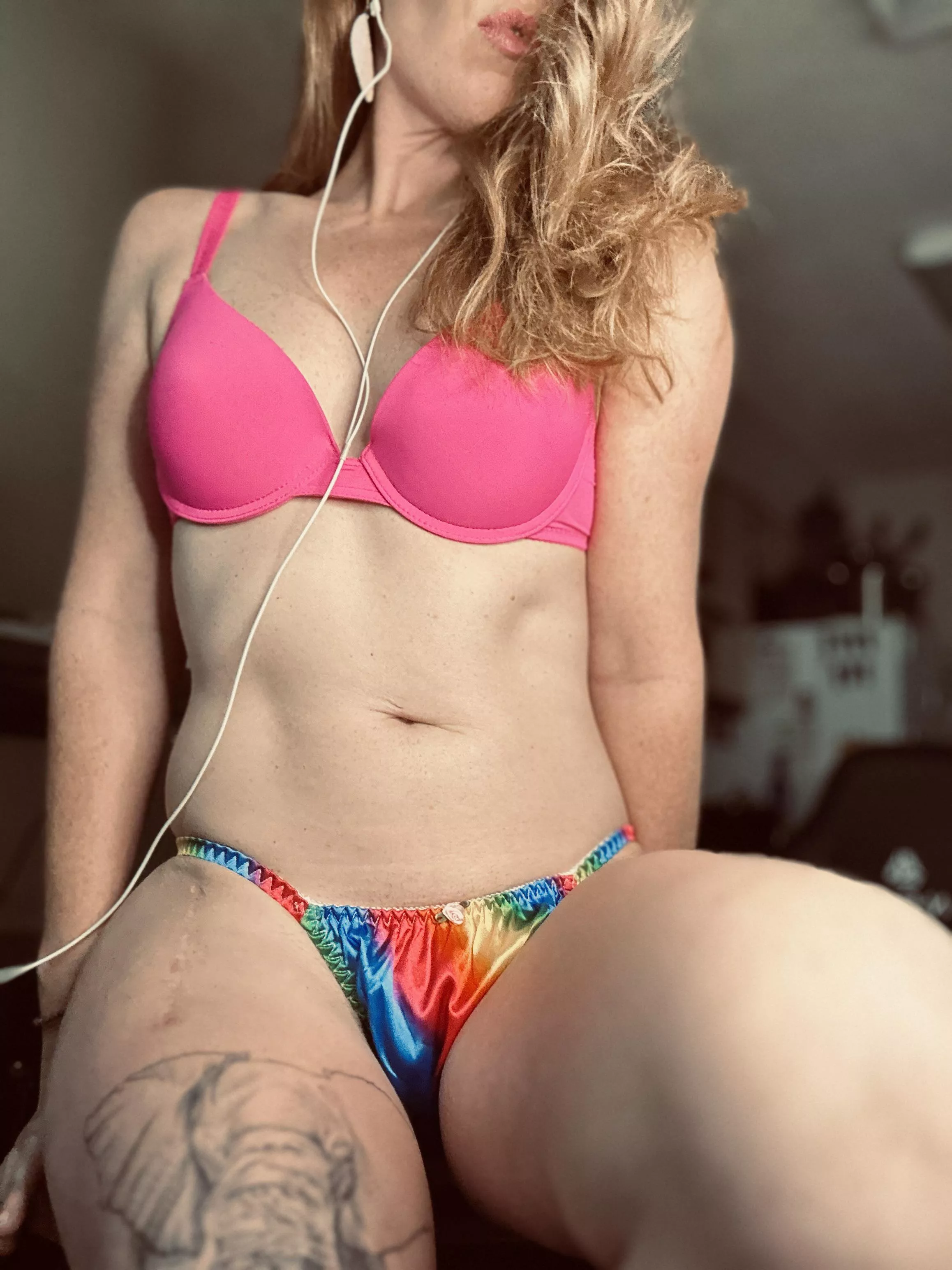 Inner thigh kisses 💋 posted by RedAfricanButterfly