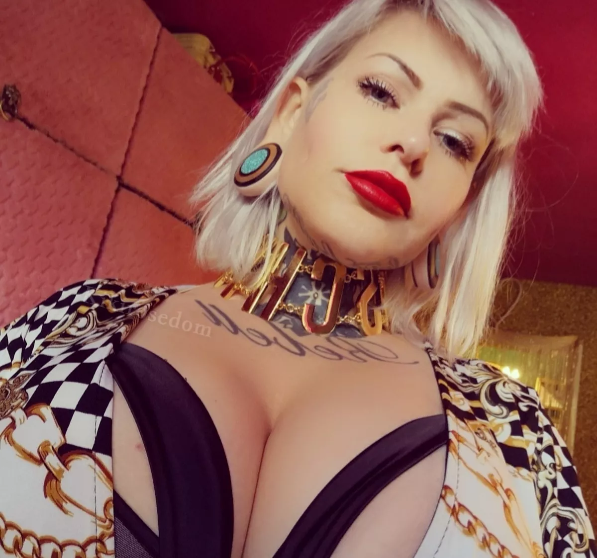 Lips and tits posted by DollynatrixKi