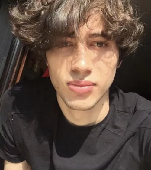 Looking to make friendships with like-minded queer people as I live in a 3rd country and it’s hard to find openly gay guys 😵‍💫 I’m 25 hmu if you wanna be friends! by Kasmirra