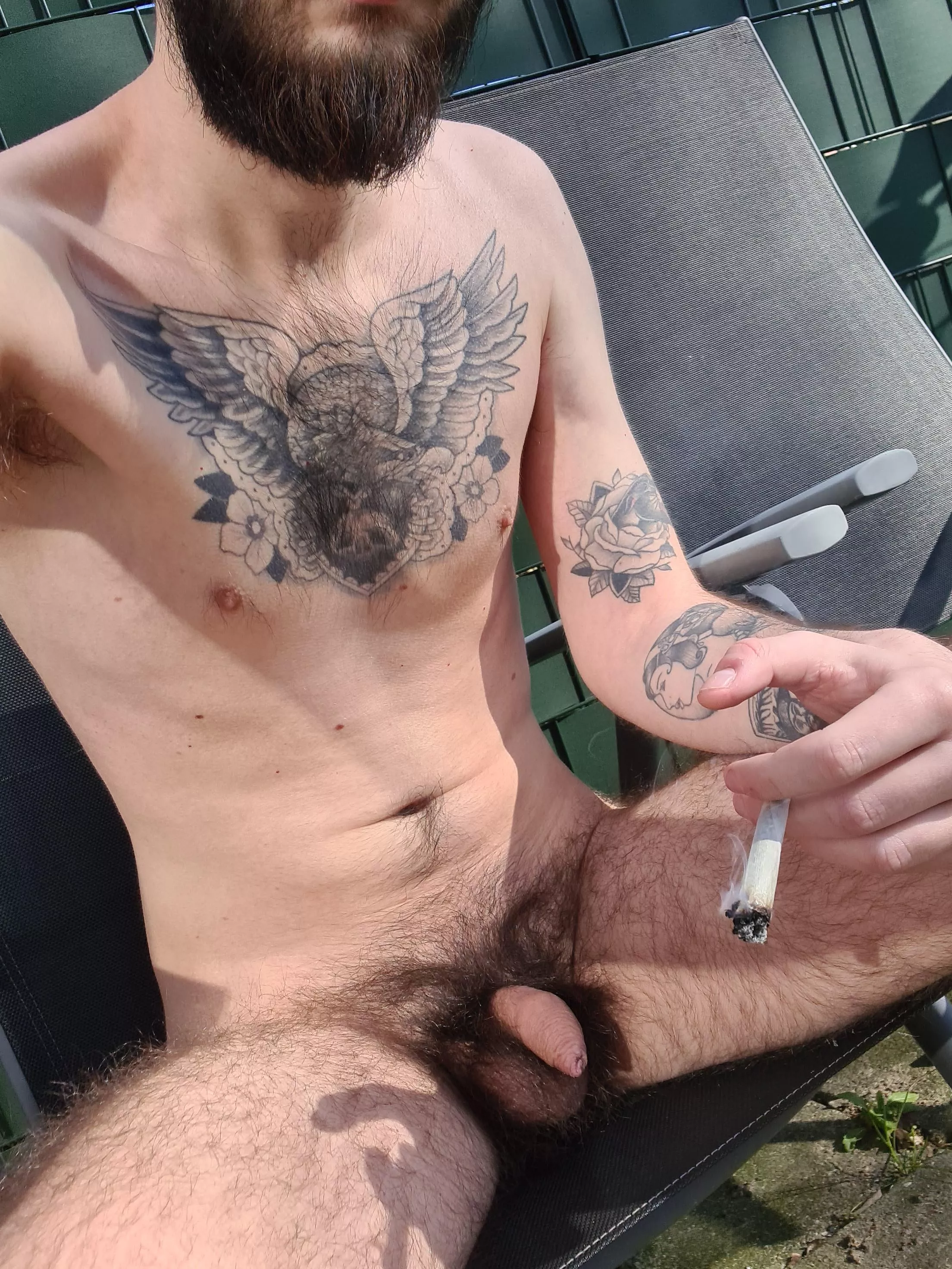 Love to be naked and smoke outside posted by stoewy046