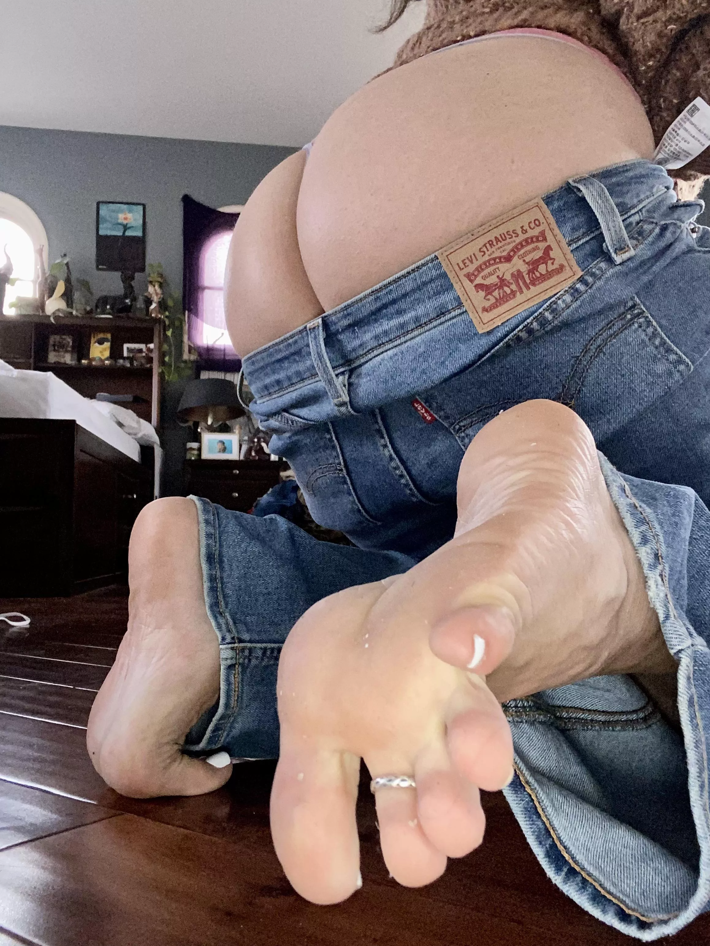 On my knees ready to be your foot slut posted by penelope8888