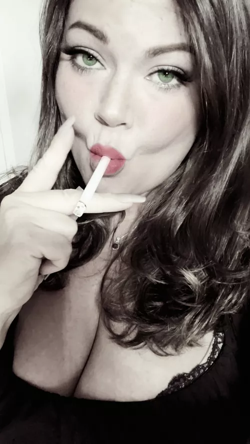 Smokin Green Eyed Beauty by grneyedbeauty