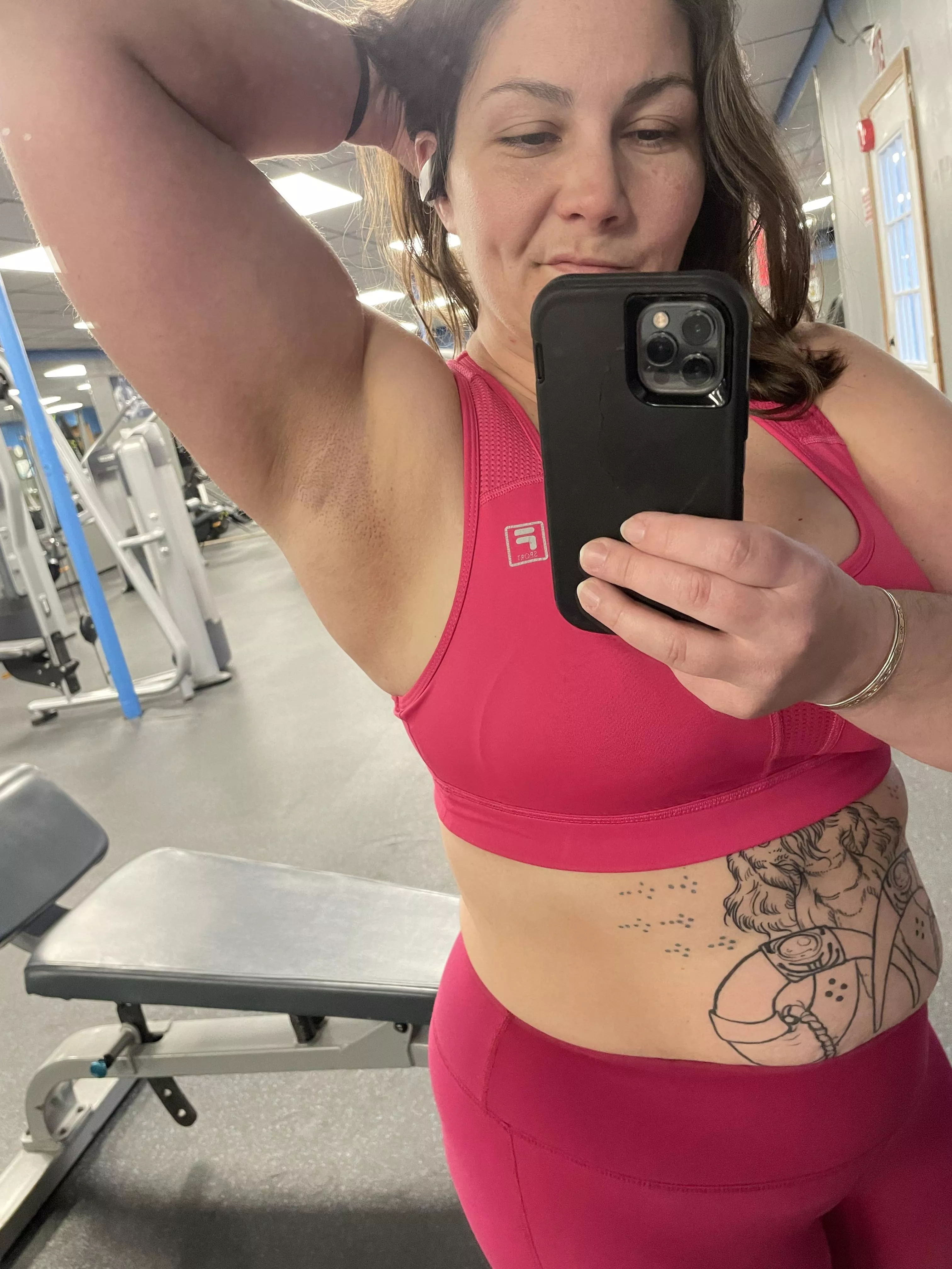 Sweaty smooth gym pits 🥵 posted by Classymouth22