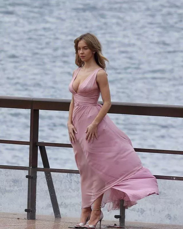 Sydney Sweeney posted by Routine-Bass-1790