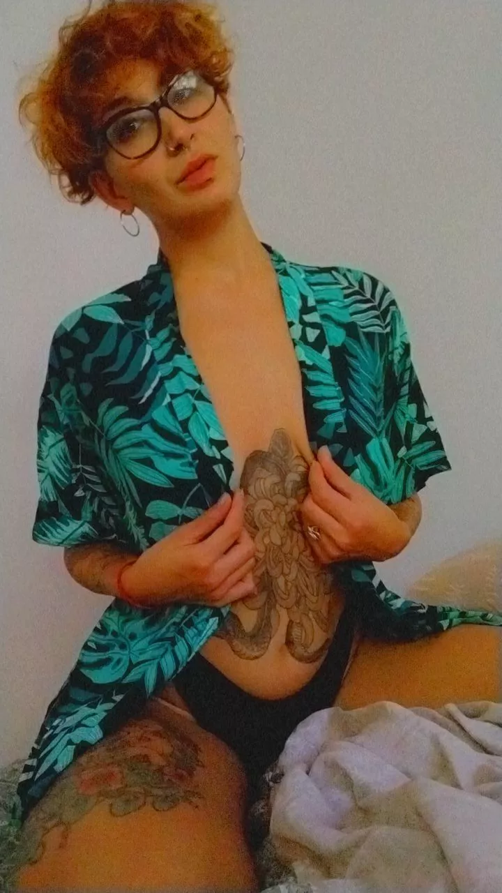 Taking it easy on this monday. Have a great day babe! posted by tamarathefox