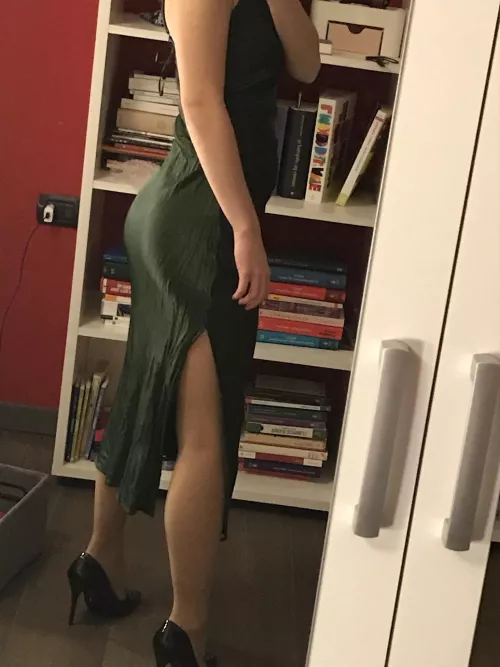 This match of heels and dress seems sexy (f) by Randomgirl066