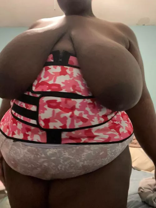 Titties holding my weist trainer in place 🍫🍼 by CantSeeCayla