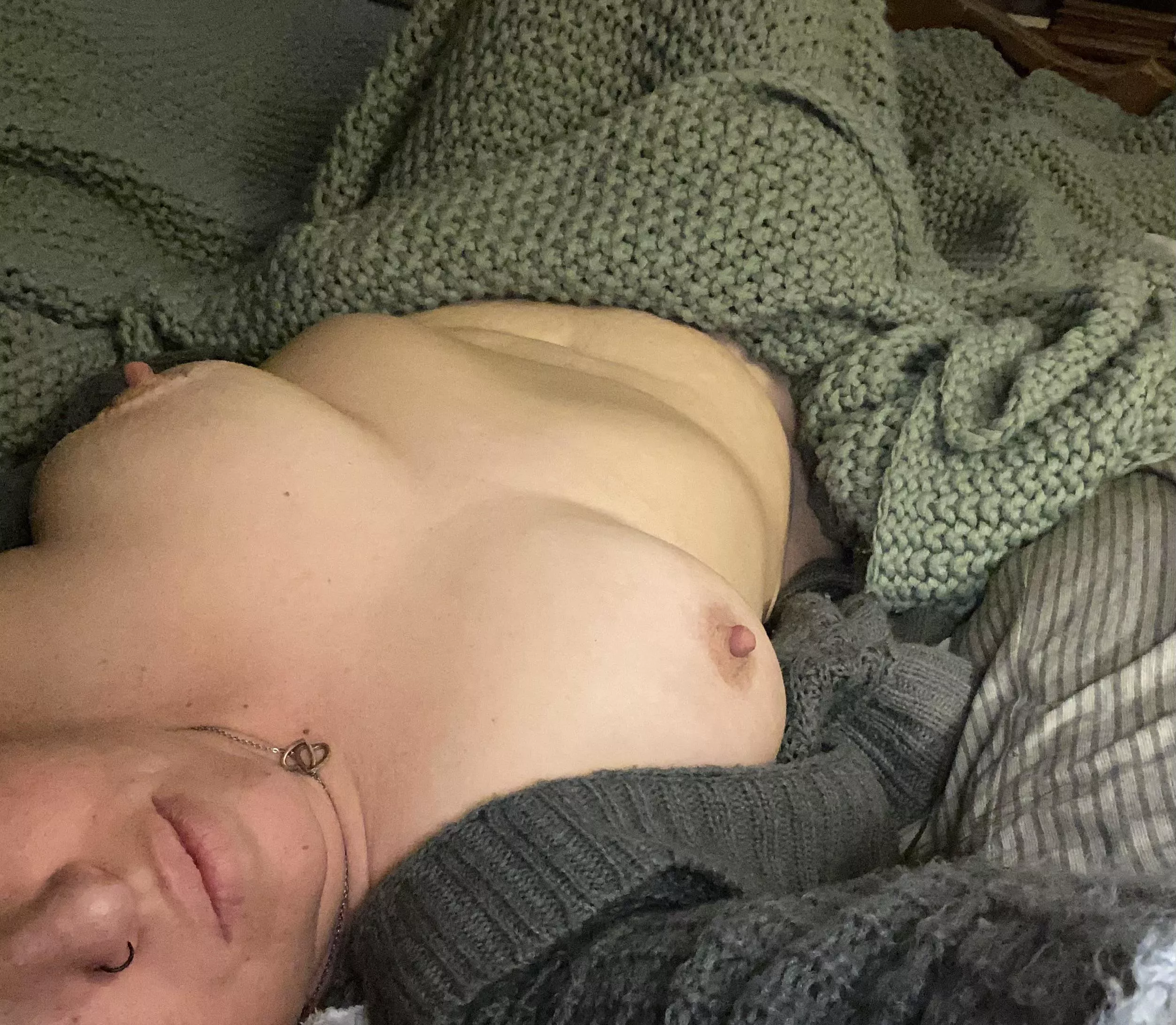 while the hubs is away the kitty needs to play (37f) posted by ScorpioMILF85