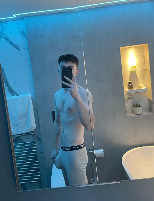 Who likes my bulge? by Milflover457