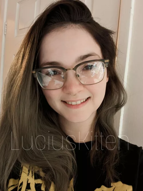 Feeling pretty and tipsy 😋 by Luciuskitten