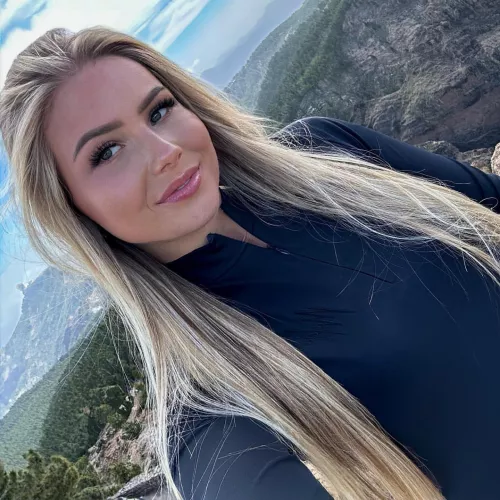 Julie Jansen by HonestRunner