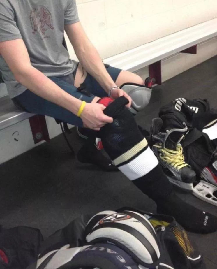 18 Straight hockey player looking for new bros. Bored af. Hmu for t or d or something. @jacob_blu18 posted by PermissionNegative55