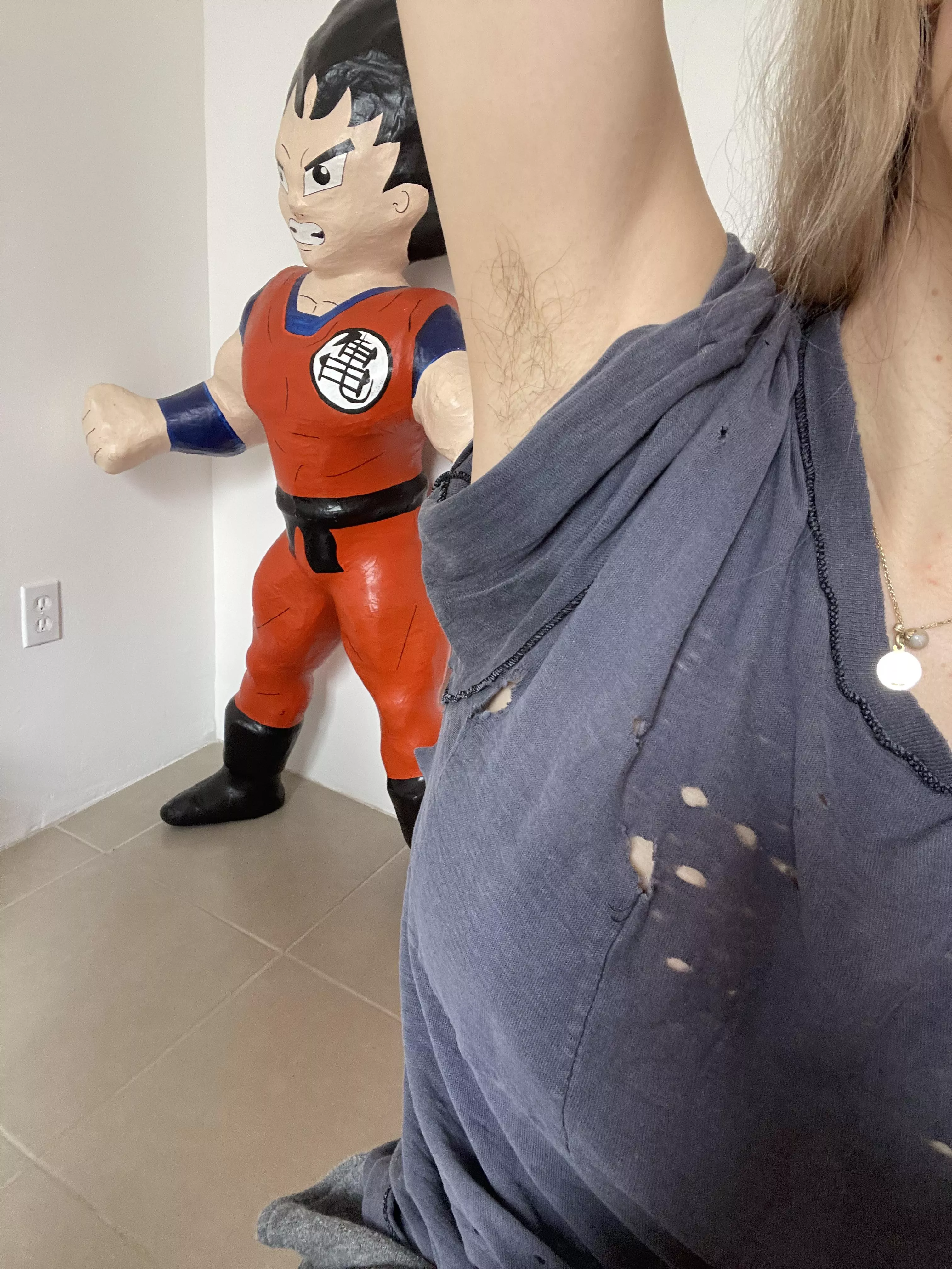 Hairy girls wfh too 😌 posted by medusa_moi