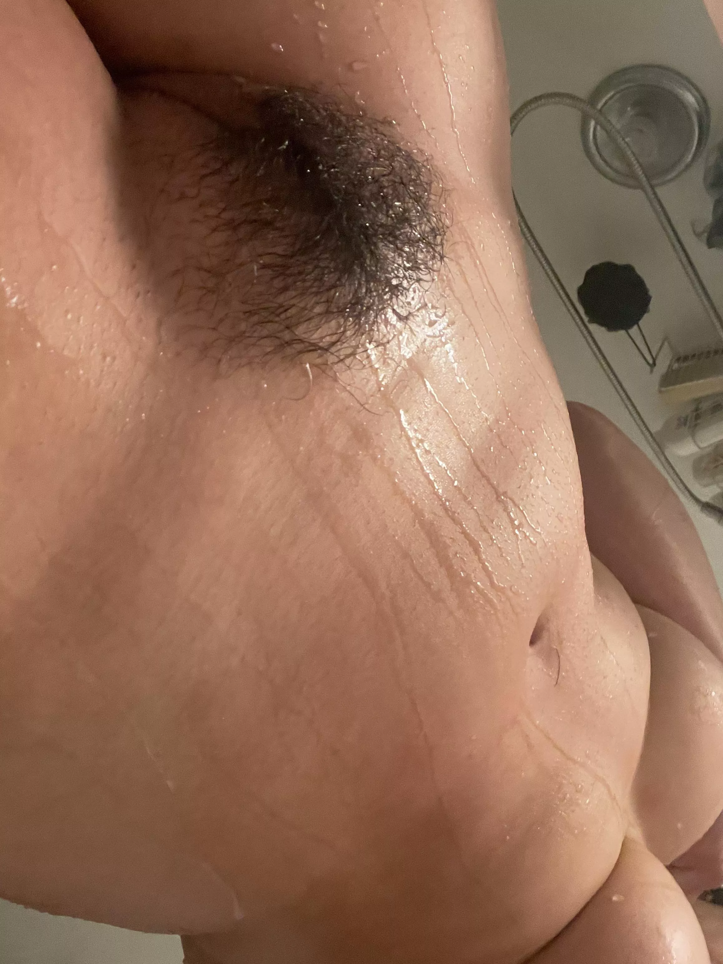 Love how the water looks as it runs downs my body🥰💦 posted by knowfacehaze