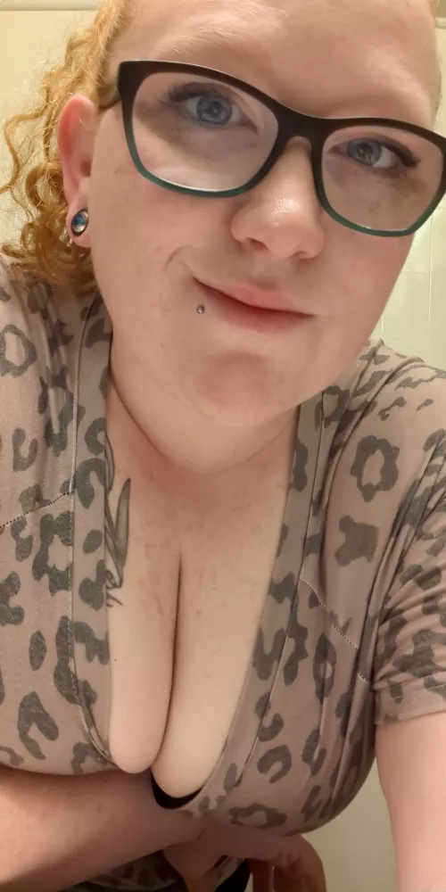 Tell me I'm pretty 😉😍🦋💄 by BronzeActually