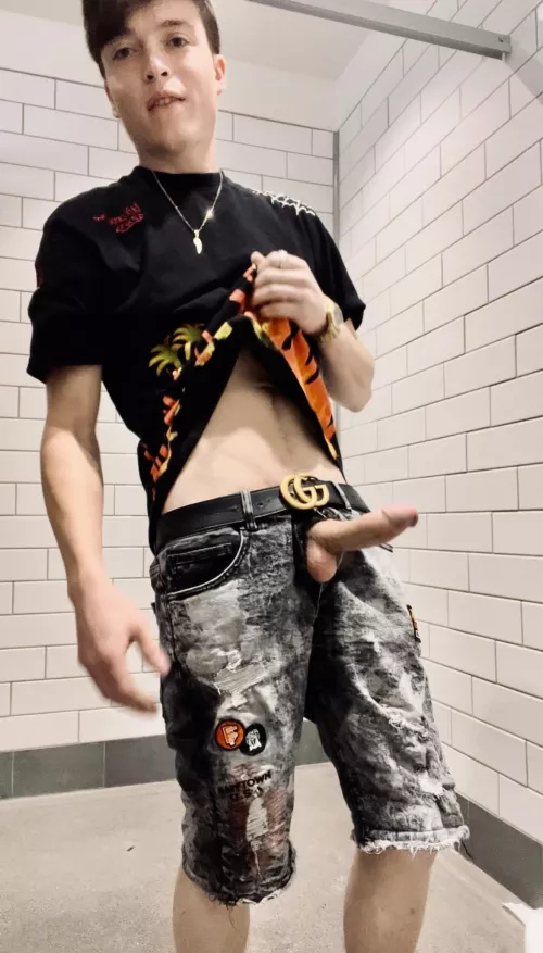 Changing room selfie by lrgfry