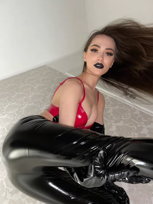 Classic black and red by Aliena_Moore