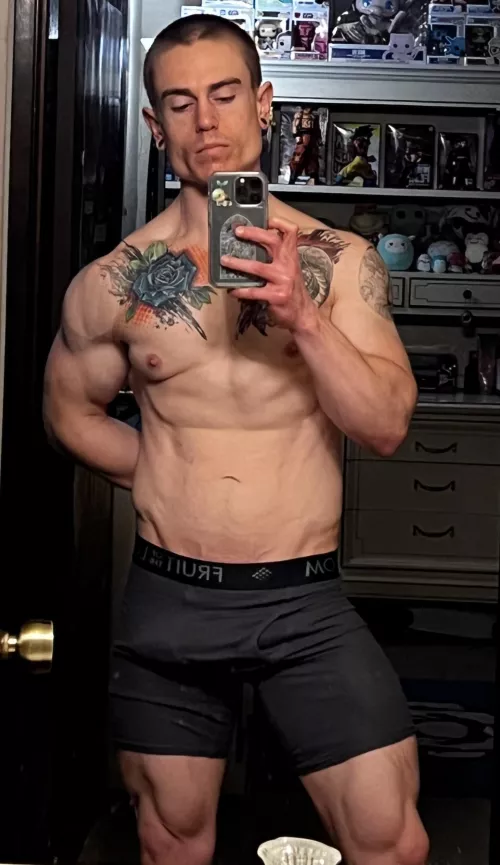 Do you like muscular guys? by NearbySenpai